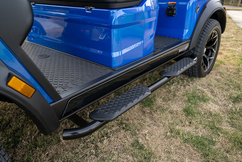 Integrated Nerf Bar & Side Steps